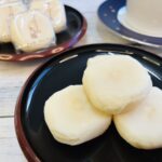 お皿に並べられた白く丸い「大山ヨーグルトクリーム大福」。もちもちとした柔らかな質感が伝わる、上品な一口サイズのティータイム用お菓子。