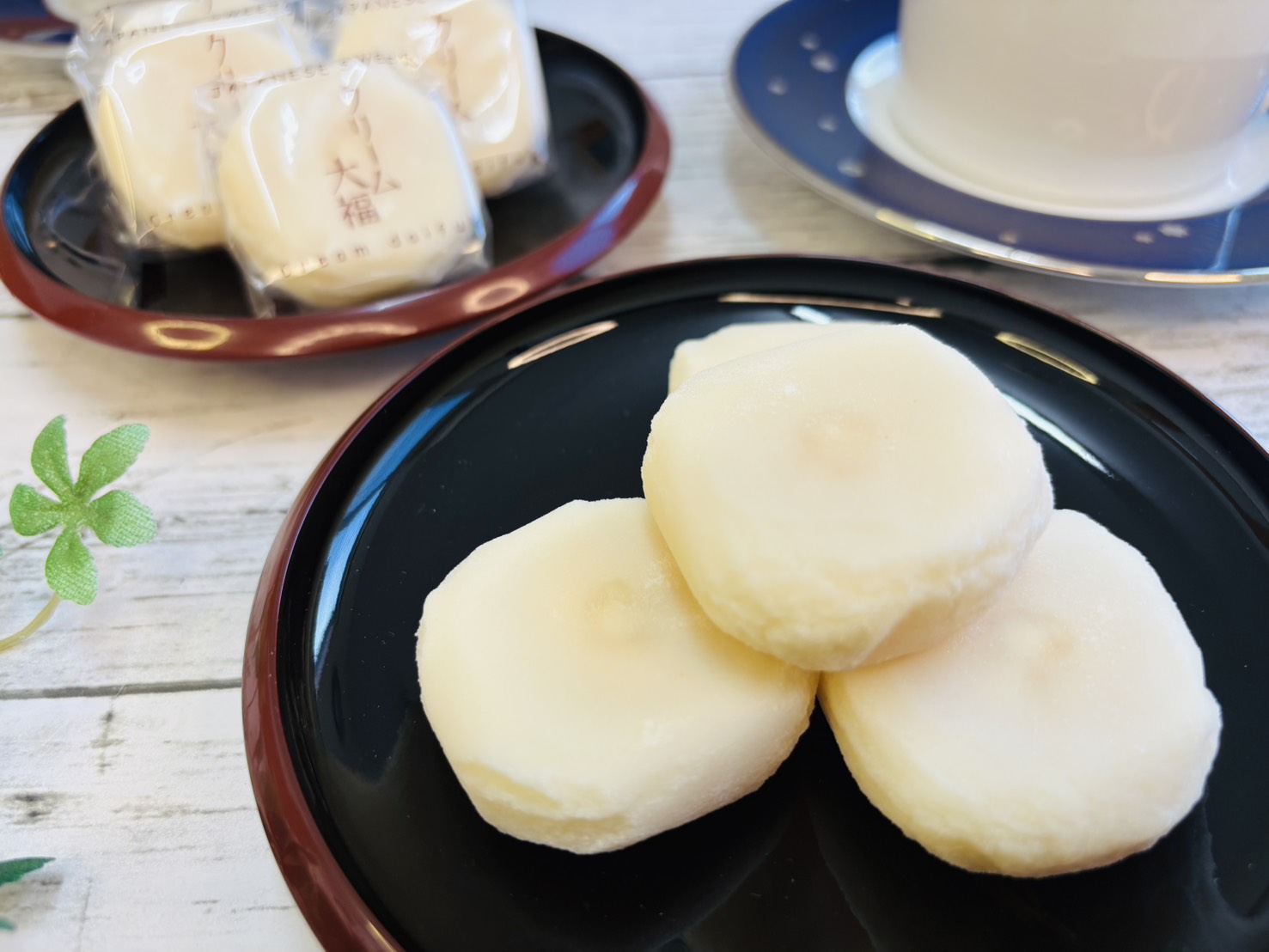 お皿に並べられた白く丸い「大山ヨーグルトクリーム大福」。もちもちとした柔らかな質感が伝わる、上品な一口サイズのティータイム用お菓子。