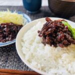 白いご飯に乗せた「しまねの和牛しぐれ煮」に、緑鮮やかなアスパラを添えた盛り付けイメージ。彩り豊かで栄養バランスの良い食卓の風景。