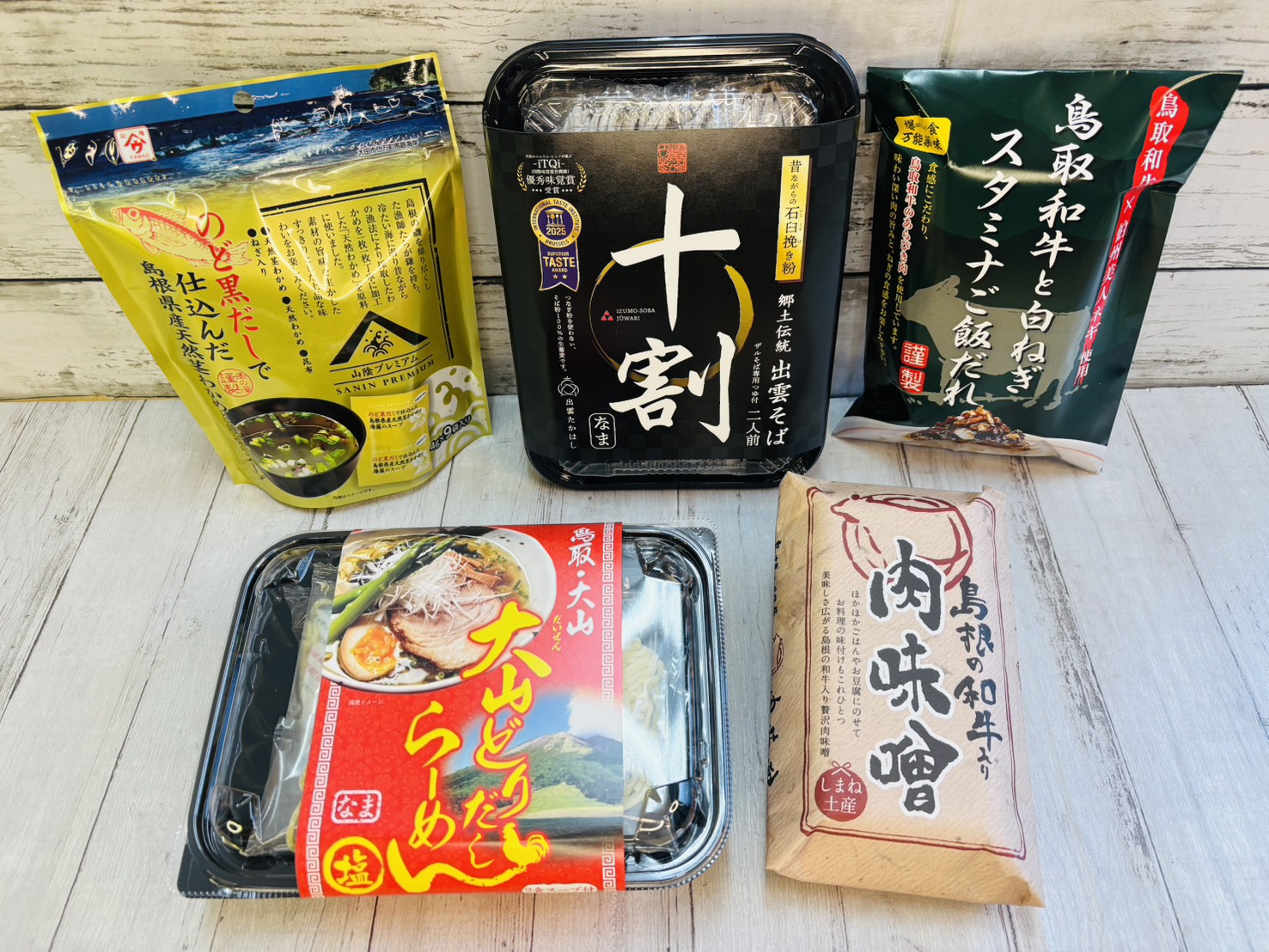 リニューアルオープン記念「島根・鳥取ご当地グルメ5点セット」。出雲十割そば、大山どりラーメン、島根和牛肉みそ、鳥取和牛ご飯だれ、のどぐろスープが詰まった、3,445円相当が2,000円の特別価格セット。