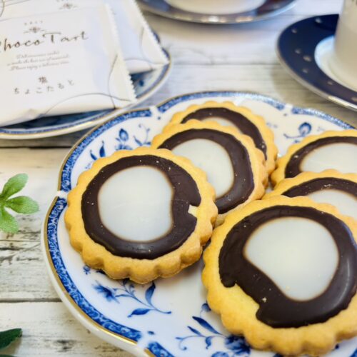 お皿に盛り付けられた「出雲塩ちょこたると」。サクサクのタルト生地の中に濃厚なチョコレートクリームが詰まった、お茶菓子やギフトにぴったり。