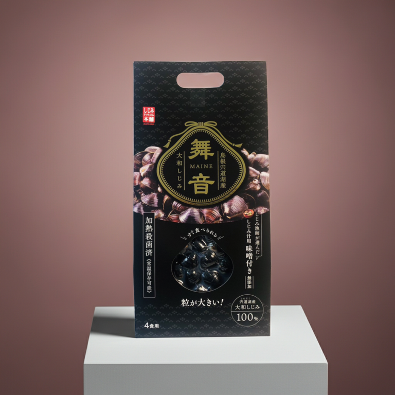 宍道湖産大粒大和しじみを使用した最高級しじみ汁ギフト「舞音（まいおん）」の黒箱パッケージ。漁師が目利きした大粒しじみ2袋と特製合わせみそ4袋のセット。