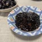 小皿に盛り付けられた、しじみ入りのり佃煮のアップ写真。ほんのり甘口で艶やかな質感の佃煮。