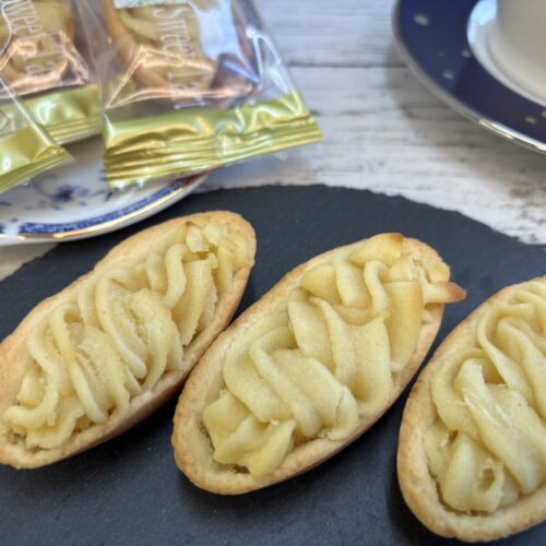 お皿に盛り付けられた、こんがりと美味しそうな「大山ミルクたると」。しっとりしたミルクフィリングと、香ばしいタルト生地の質感が伝わるアップ写真。