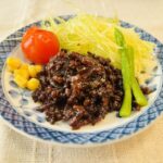 生野菜サラダと一緒に盛り付けられた「しまねの和牛しぐれ煮」。ドレッシング代わりに和牛の旨味で野菜を美味しく食べる、ヘルシーなアレンジ例。