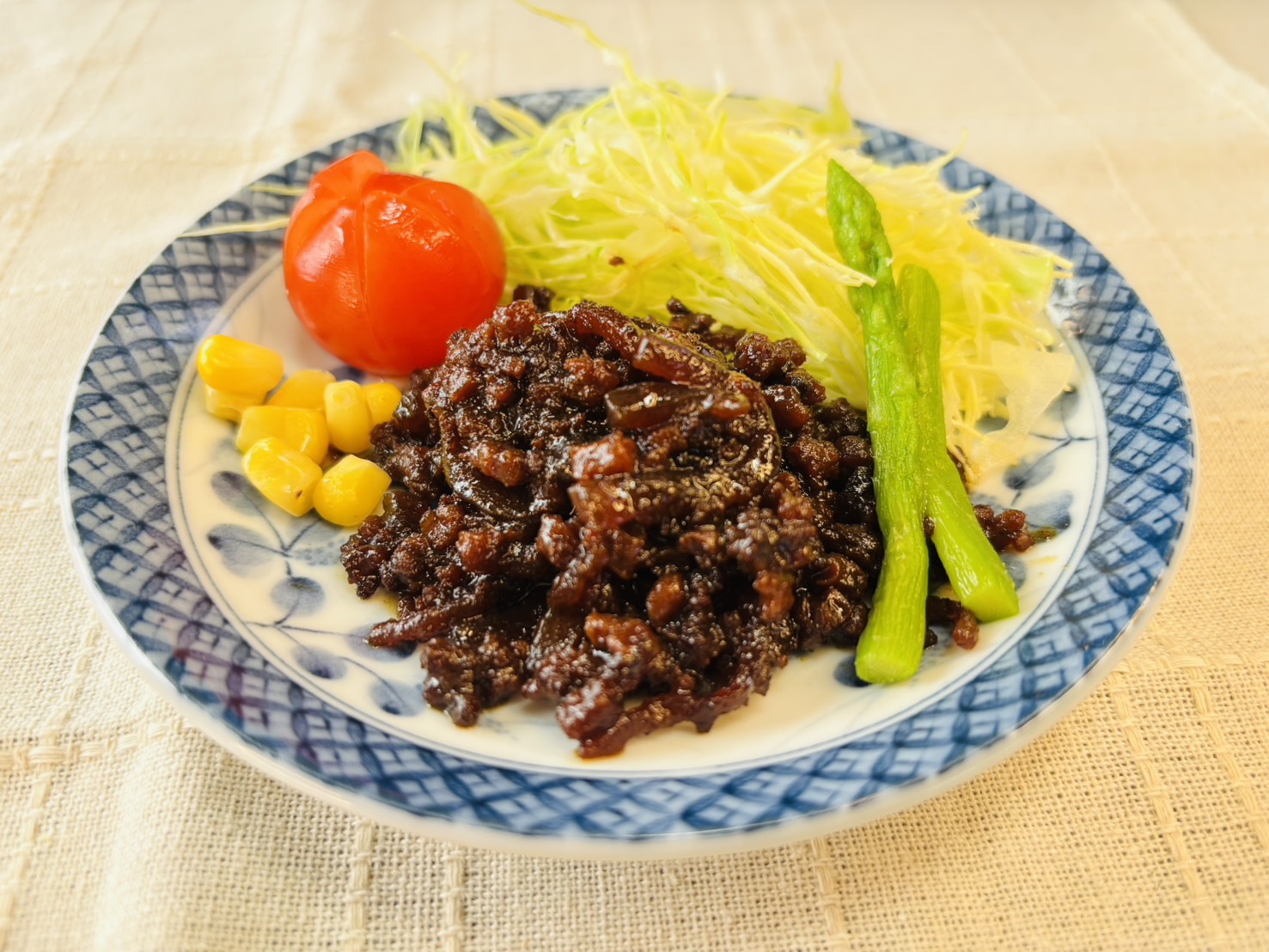 生野菜サラダと一緒に盛り付けられた「しまねの和牛しぐれ煮」。ドレッシング代わりに和牛の旨味で野菜を美味しく食べる、ヘルシーなアレンジ例。