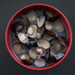 お椀に盛り付けられた、宍道湖産大粒大和しじみの味噌汁。ぷっくりとした身、濃厚なしじみのエキスが溶け込んだスープ、そして特製合わせみそが織りなす料亭の味。