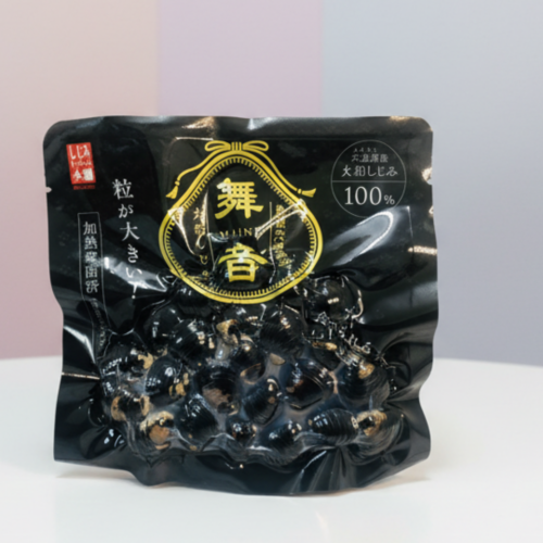 宍道湖産大粒大和しじみ「舞音（まいおん）」の黒袋パッケージ。130g入りの加圧加熱殺菌済みパックで、常温保存が可能な本格しじみ具材。