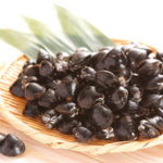 籠（かご）に山盛りにされた宍道湖産の大和しじみ。一粒一粒が大きく、艶やかな輝きを放つ、漁師厳選の希少な大粒サイズ。