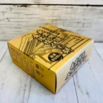 島根のお土産に人気「出雲開運金箔塩くず餅」のパッケージ斜めアングル。高級感のあるデザインでギフトに最適。