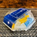 斜めから見た「星のカケラ こはく寒天」のパッケージ。奥行きのあるデザインで、プレゼントや贈り物としての特別感を演出する琥珀糖のギフト。