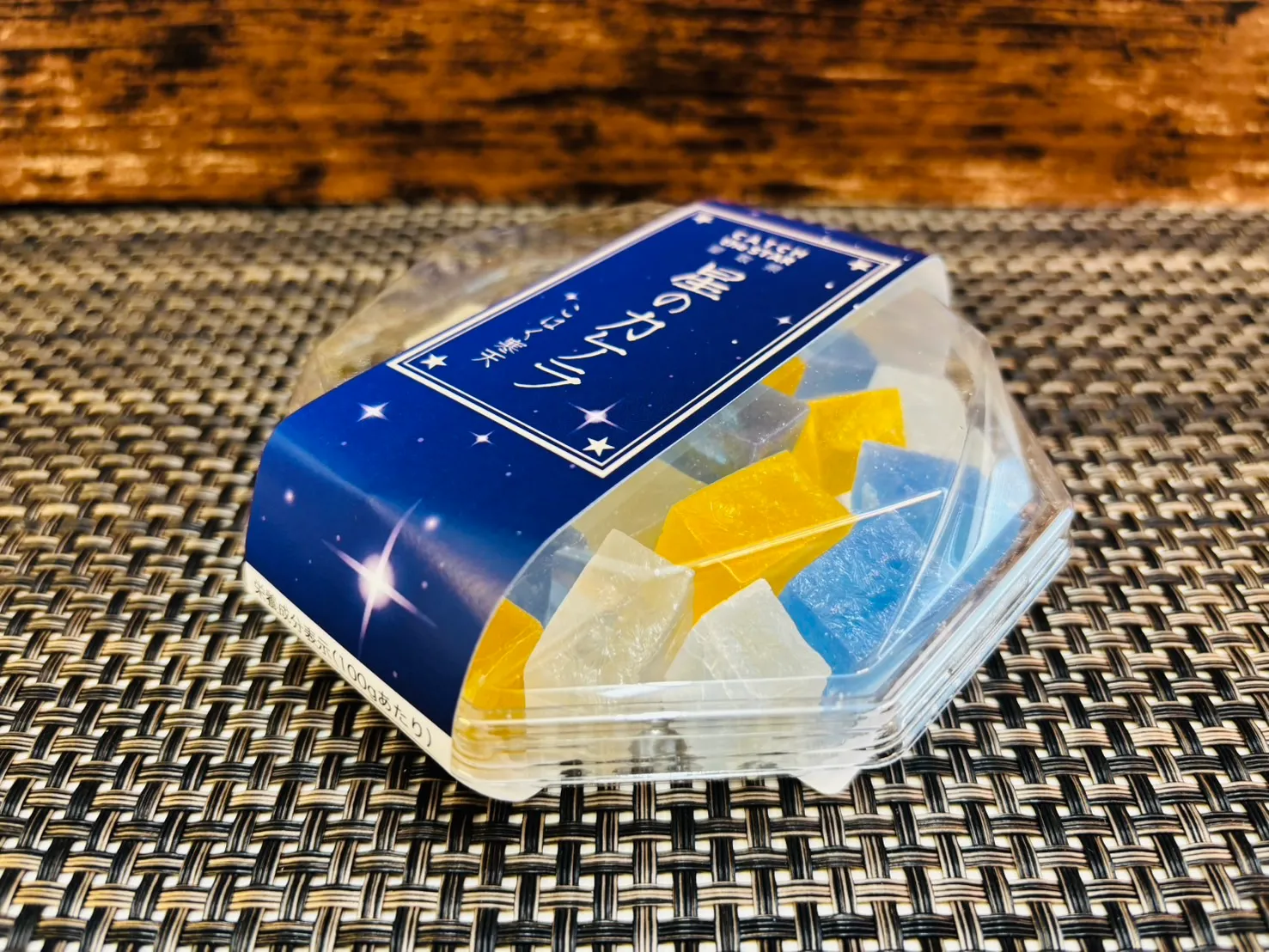 斜めから見た「星のカケラ こはく寒天」のパッケージ。奥行きのあるデザインで、プレゼントや贈り物としての特別感を演出する琥珀糖のギフト。
