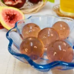 島根県出雲市産いちじくを使用した「いちじく玉ゼリー」。お皿に盛り付けられた、ぷるんと可愛らしい寒天ゼリー。