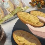「島根焼スイートポテトたると」を手に取っている女性のイラスト。美味しそうなタルトにワクワクするシーン。
